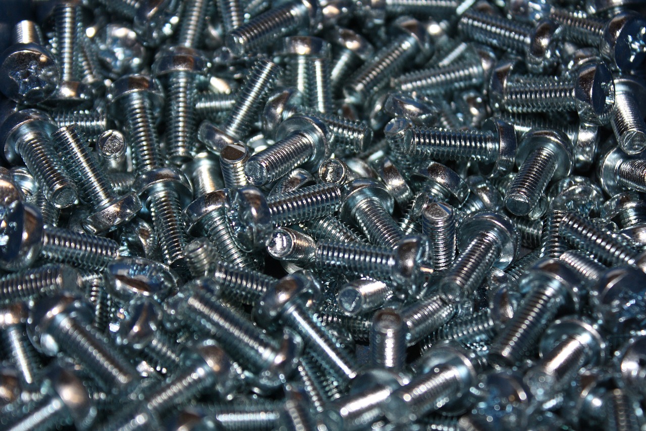 a bunch of zinc screws